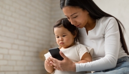 Peuter speelt samen met moeder op smartphone