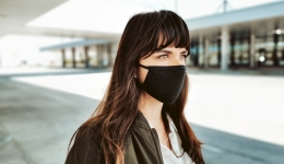 vrouw draagt zwart mondmasker