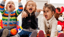 drie vrolijke kleuters op een rij