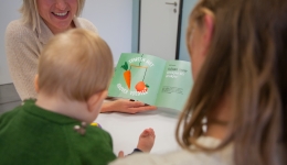 verpleegkundige toont brochure vaste voeding